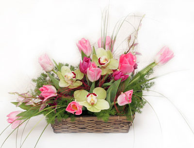Ankara çiçek gönder firma ürünümüz  3 adet kandil orkide ve kır çiçekleri sepeti
